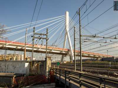Via Nazariantz si conclude con il sottopasso che porta in via Bruno Buozzi, sul quale sfrecciano i treni del Nord Barese
